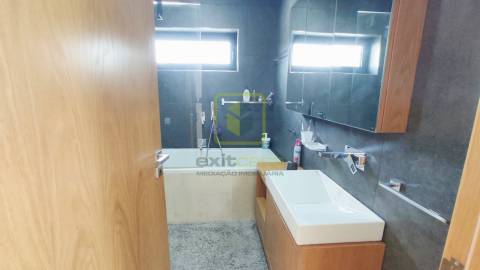 Propriedade de Luxo com Piscina e Amplo Terreno Privativo