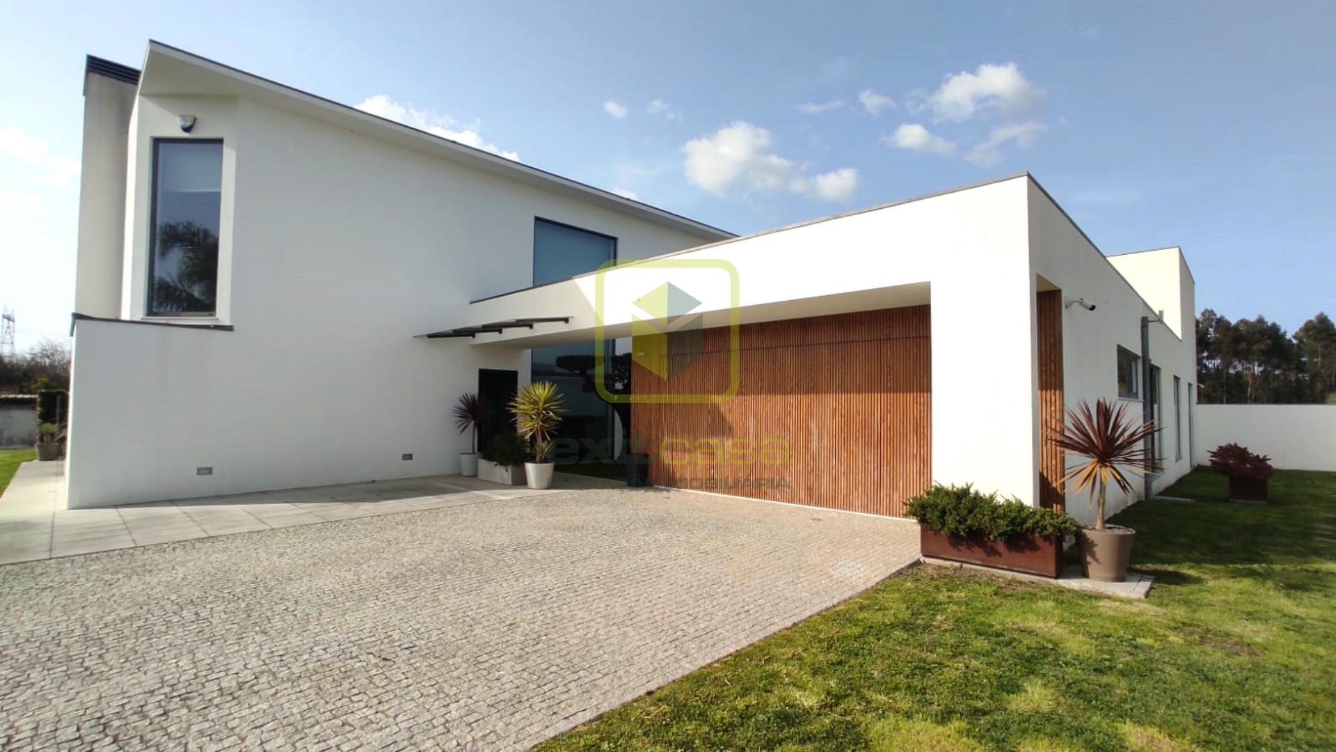 Propriedade de Luxo com Piscina e Amplo Terreno Privativo