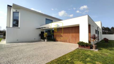 Propriedade de Luxo com Piscina e Amplo Terreno Privativo