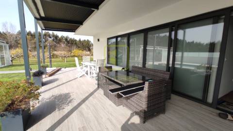 Propriedade de Luxo com Piscina e Amplo Terreno Privativo