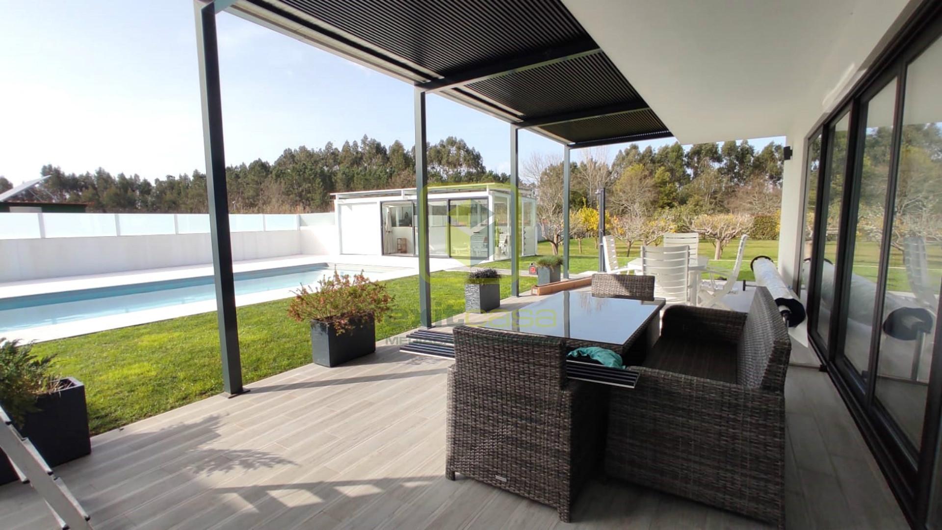 Propriedade de Luxo com Piscina e Amplo Terreno Privativo