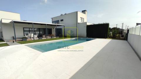 Propriedade de Luxo com Piscina e Amplo Terreno Privativo