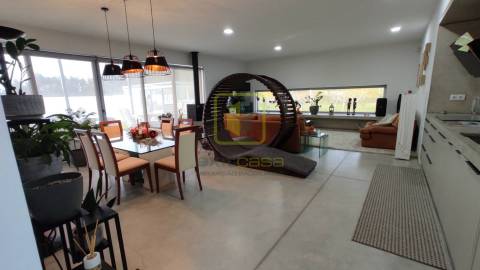 Propriedade de Luxo com Piscina e Amplo Terreno Privativo