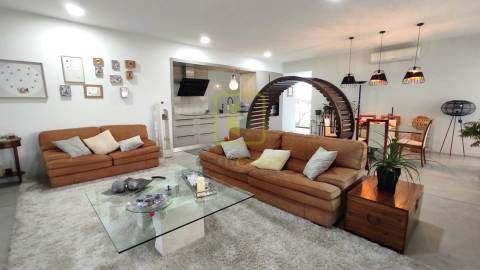 Propriedade de Luxo com Piscina e Amplo Terreno Privativo