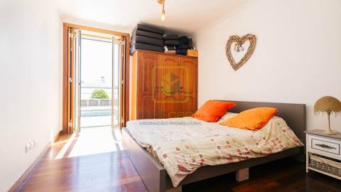 Moradia T4 Térrea com Piscina e Bungalows Independentes