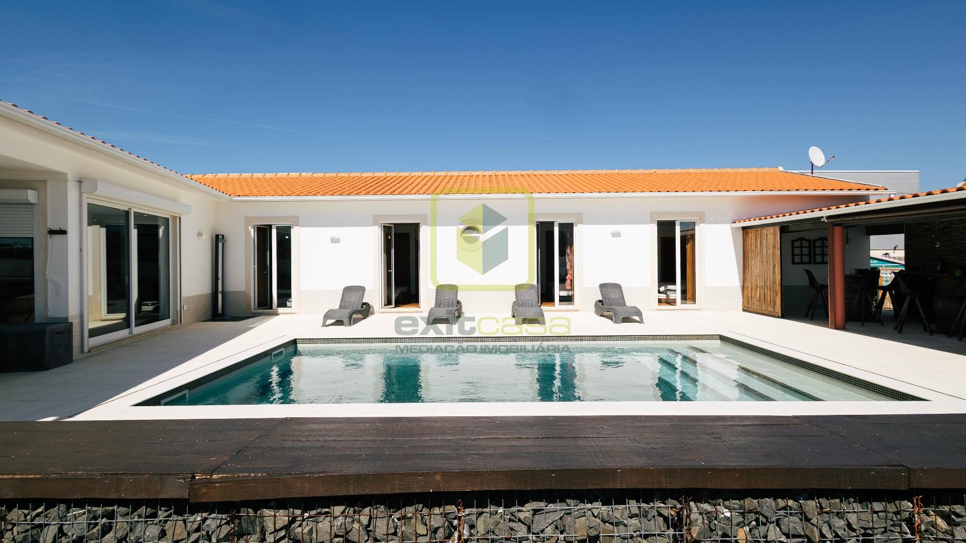 Moradia T4 Térrea com Piscina e Bungalows Independentes