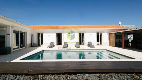 Moradia T4 Térrea com Piscina e Bungalows Independentes