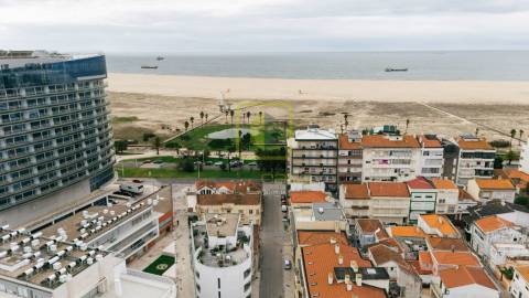 Apartamento T1 junto à praia