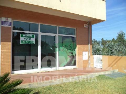 Loja com Garagem à Venda | São Romão do Coronado, Trofa