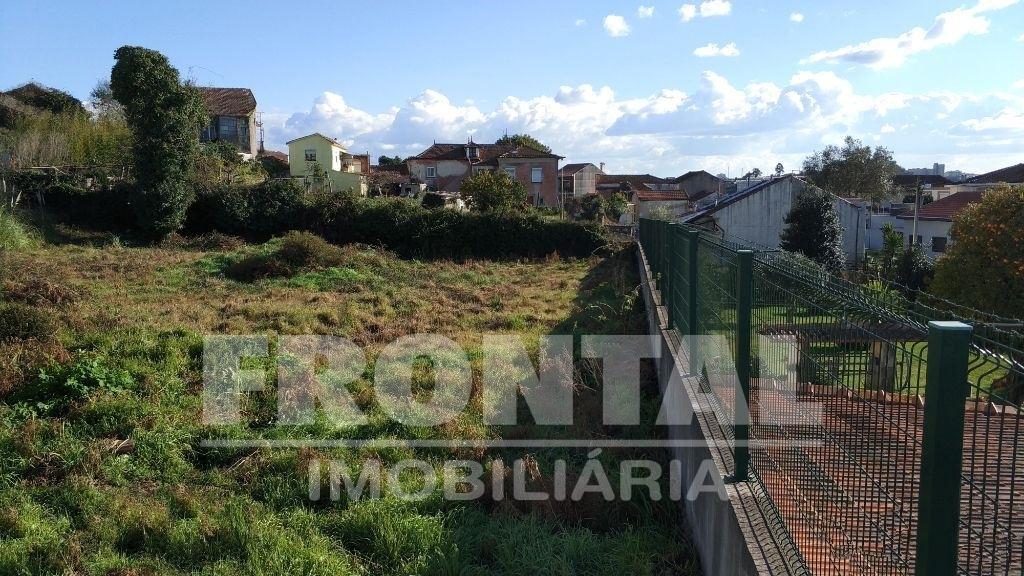 Terreno com Moradia em Ruína – Junto à Rotunda do Freixo | Campanhã, Porto