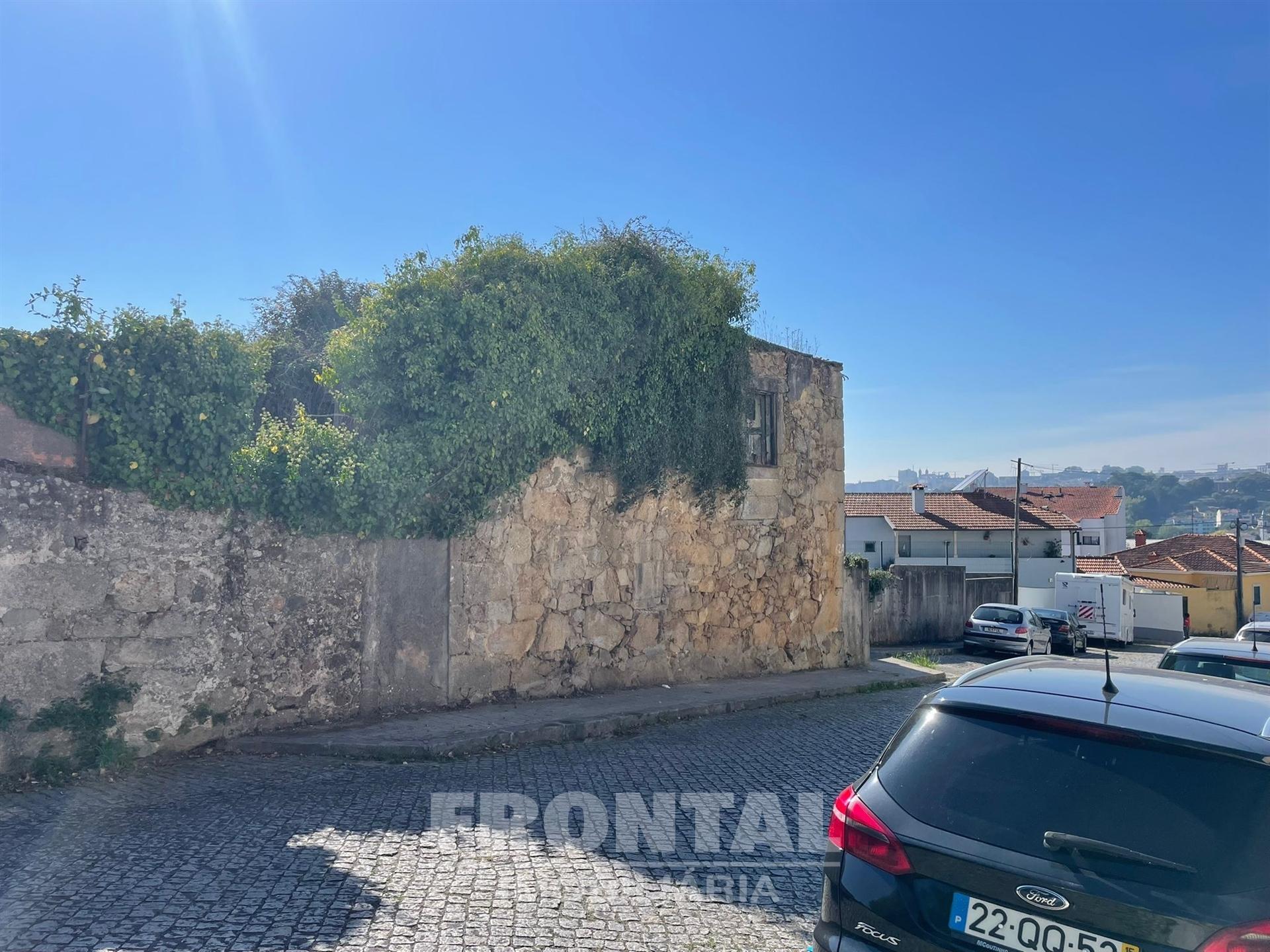 Terreno com Moradia em Ruína – Junto à Rotunda do Freixo | Campanhã, Porto