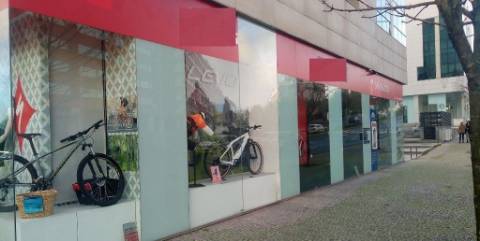 Loja com 80 m2 ao Bessa no Porto.