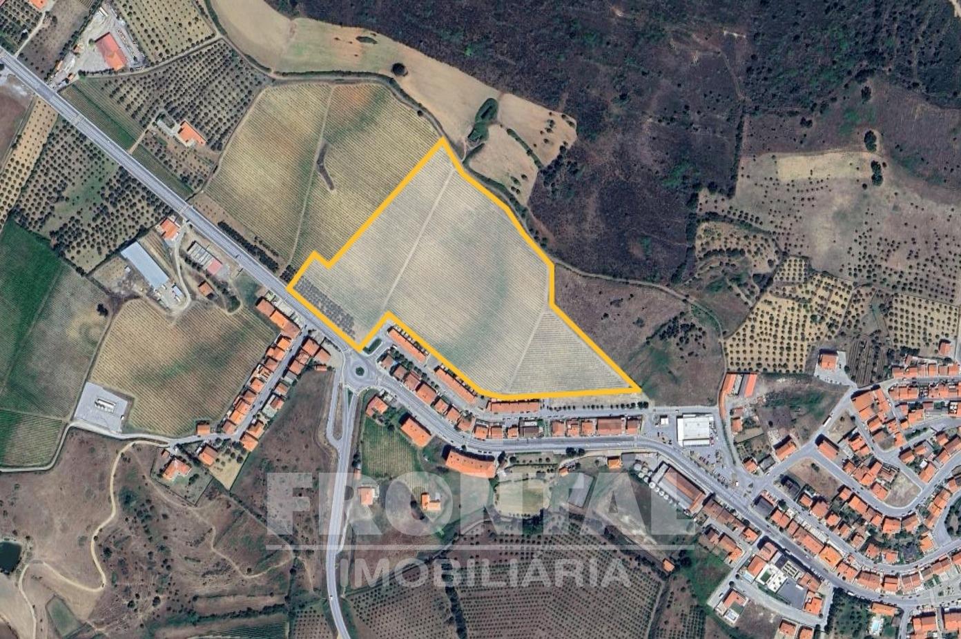 Terreno de 57.750 m² - 10.000 m² de Área Urbana | Centro de Vila Flor, Bragança