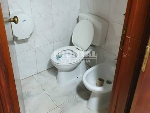 Loja ao Parque de Quires