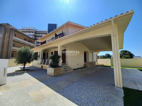 Moradia T4+1 à Praia de Miramar