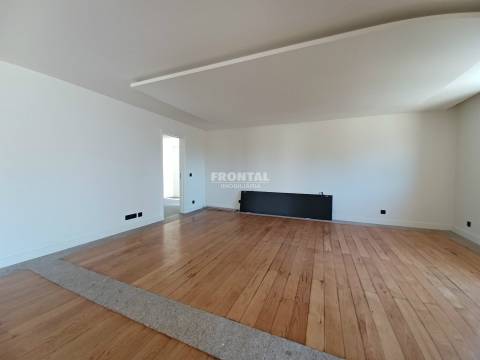 Moradia T4+1 à Praia de Miramar