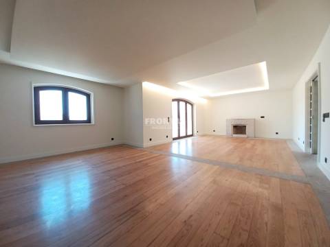 Moradia T4+1 à Praia de Miramar