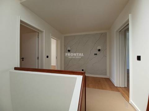 Moradia T4+1 à Praia de Miramar