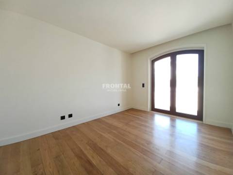 Moradia T4+1 à Praia de Miramar