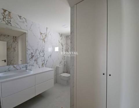 Moradia T4+1 à Praia de Miramar