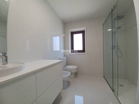 Moradia T4+1 à Praia de Miramar