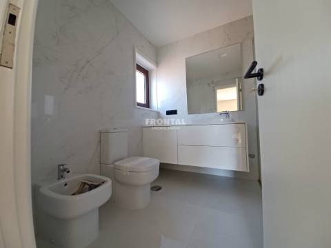 Moradia T4+1 à Praia de Miramar