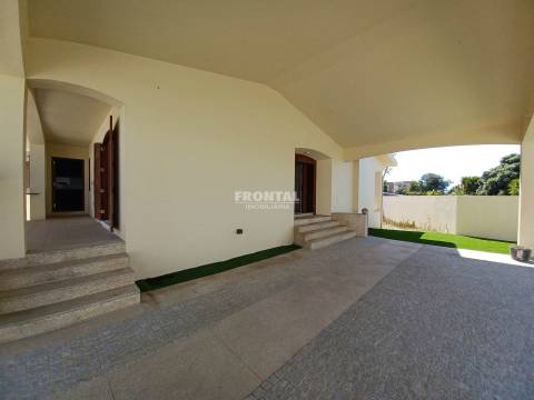 Moradia T4+1 à Praia de Miramar