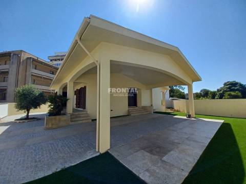 Moradia T4+1 à Praia de Miramar