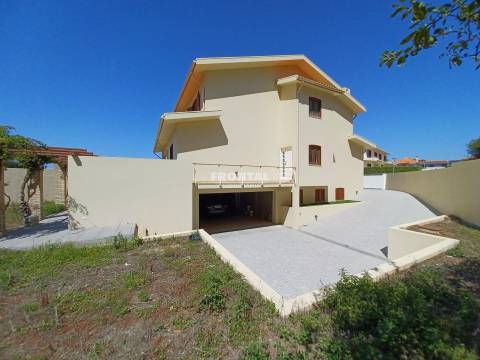 Moradia T4+1 à Praia de Miramar