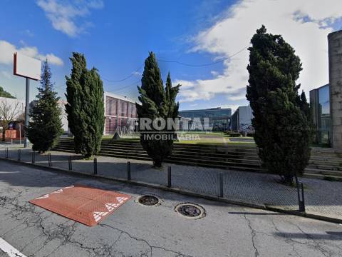 Loja de Rua - Cerca de 100m2 | São Mamede De Infesta, Matosinhos