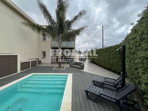 Moradia T3 c/ Piscina em Monte dos Burgos