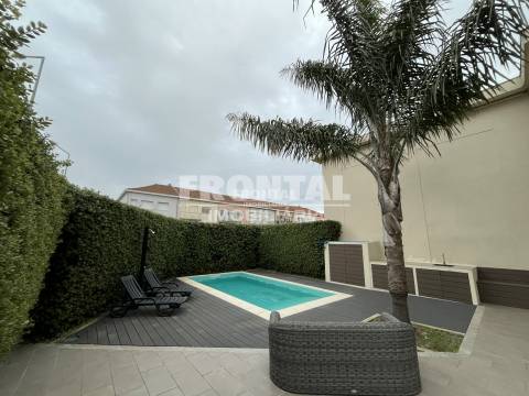 Moradia T3 c/ Piscina em Monte dos Burgos