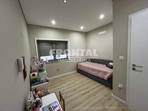 Moradia T3 c/ Piscina em Monte dos Burgos