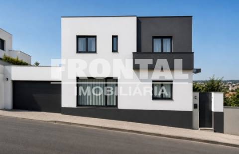 Moradia T4 Independente - 200 m2 | Centro De Mirandela, Bragança