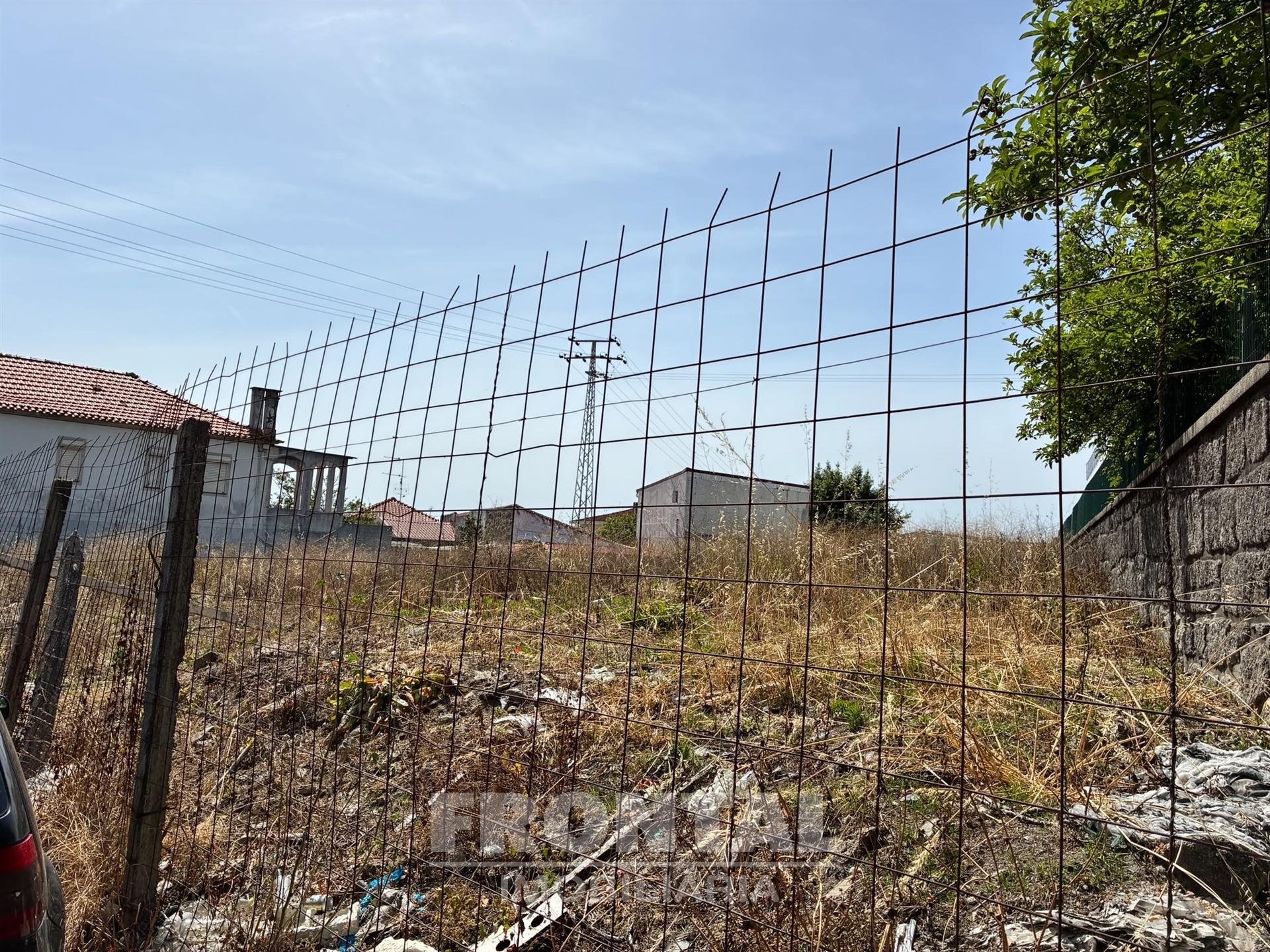 Terreno Urbano com 1.000 m² | Potencial para Construção de 1 ou 2 Moradias