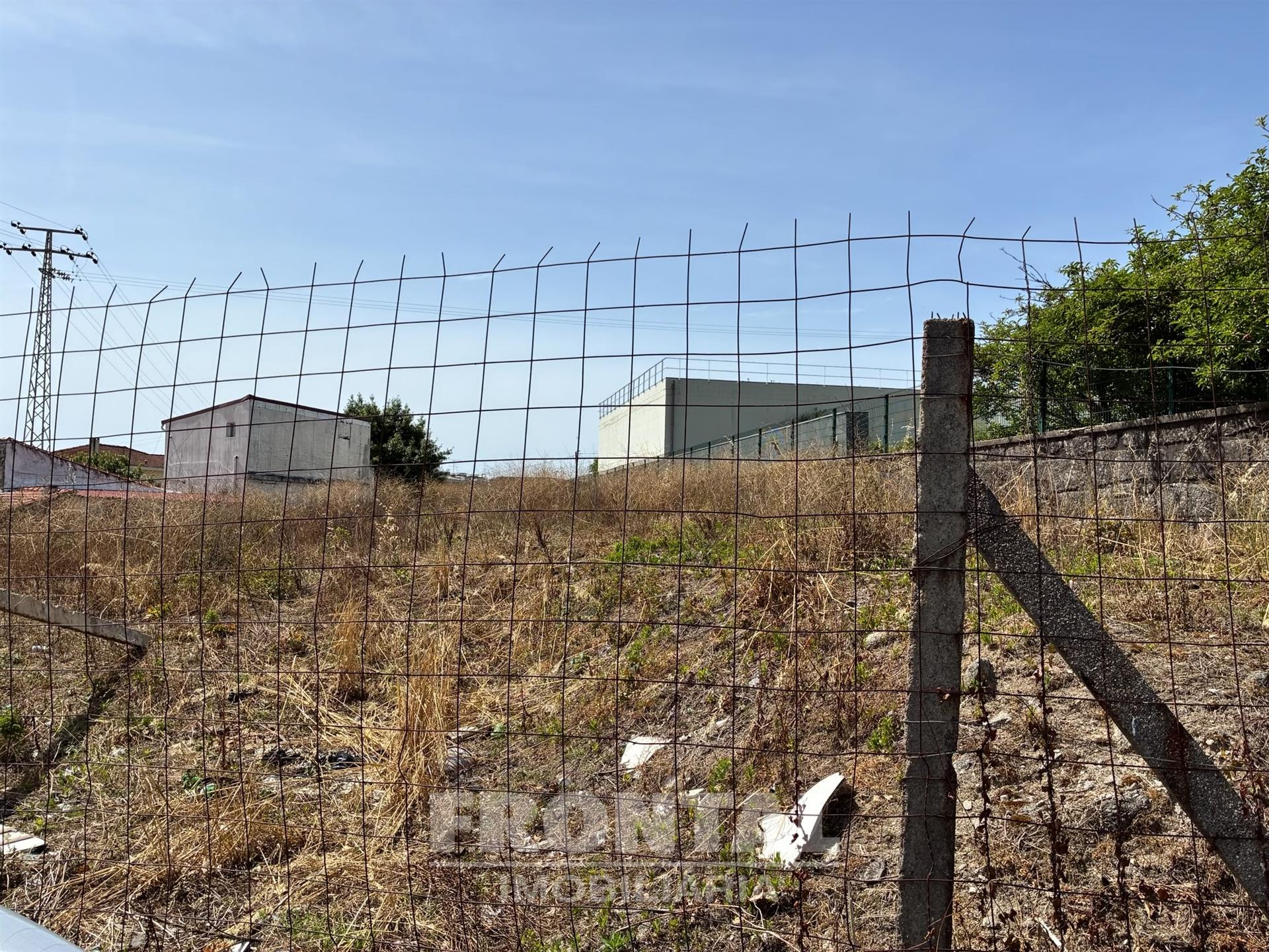 Terreno Urbano com 1.000 m² | Potencial para Construção de 1 ou 2 Moradias