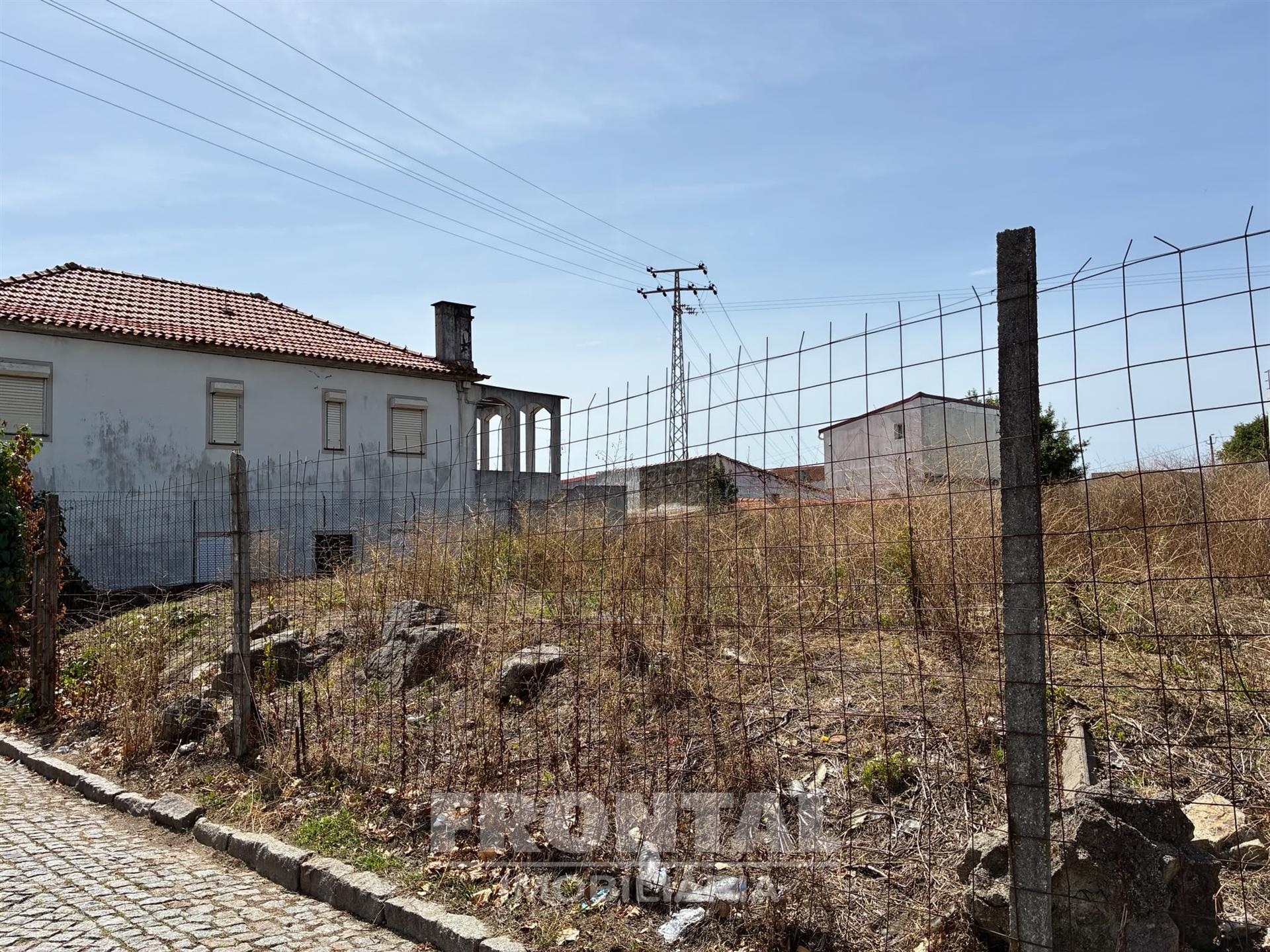 Terreno Urbano com 1.000 m² | Potencial para Construção de 1 ou 2 Moradias