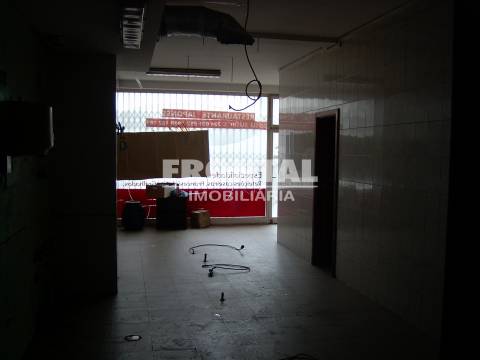 Loja para Comércio e Serviços – 147 m² | Águas Santas, Maia