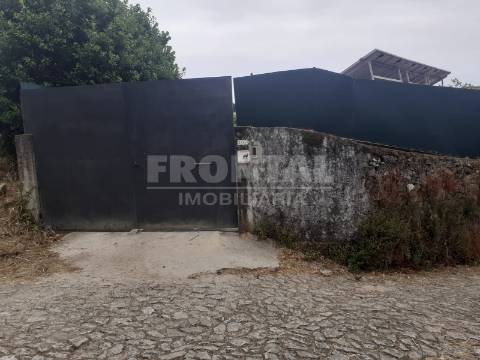 Propriedade com 2 Moradias, Piscina e Terreno