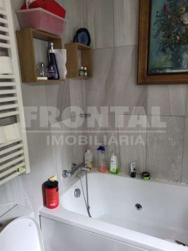 Propriedade com 2 Moradias, Piscina e Terreno