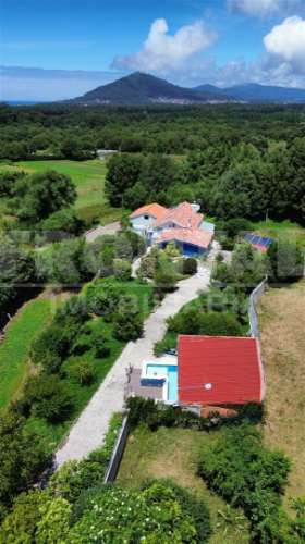 Propriedade com 2 Moradias, Piscina e Terreno