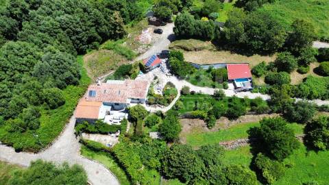 Propriedade com 2 Moradias, Piscina e Terreno