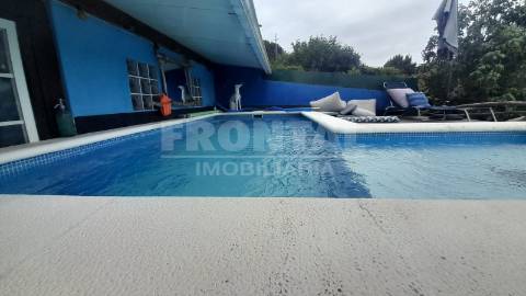 Propriedade com 2 Moradias, Piscina e Terreno