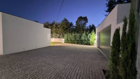 Moradia T3 Nova com Piscina - Sôpo