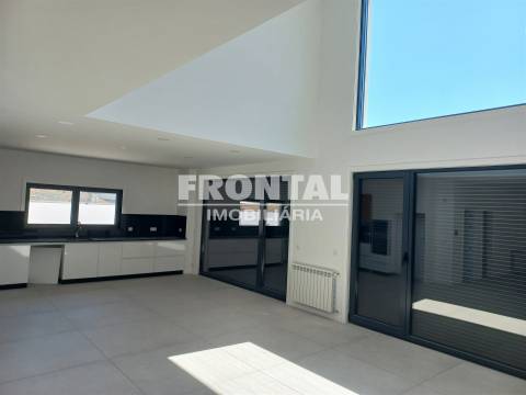 Moradia T4 Independente - 244 m2 | Centro de Mirandela, Bragança