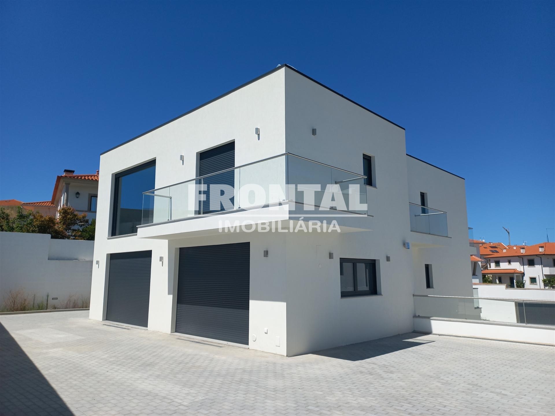 Moradia T4 Independente - 244 m2 | Centro de Mirandela, Bragança