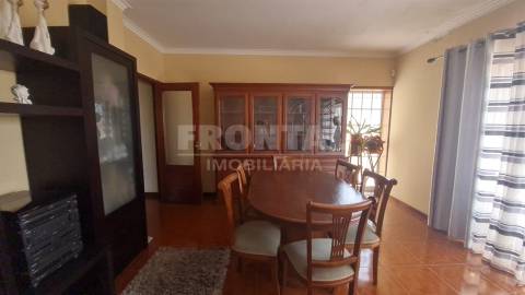 Moradia T3 com Terraços, Jardim e Muita Luz Natural – Grijó