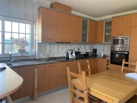 Moradia T3 com Terraços, Jardim e Muita Luz Natural – Grijó