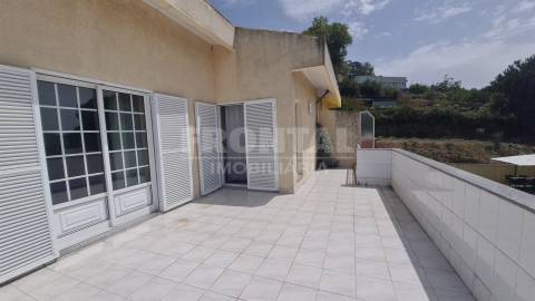 Moradia T3 com Terraços, Jardim e Muita Luz Natural – Grijó