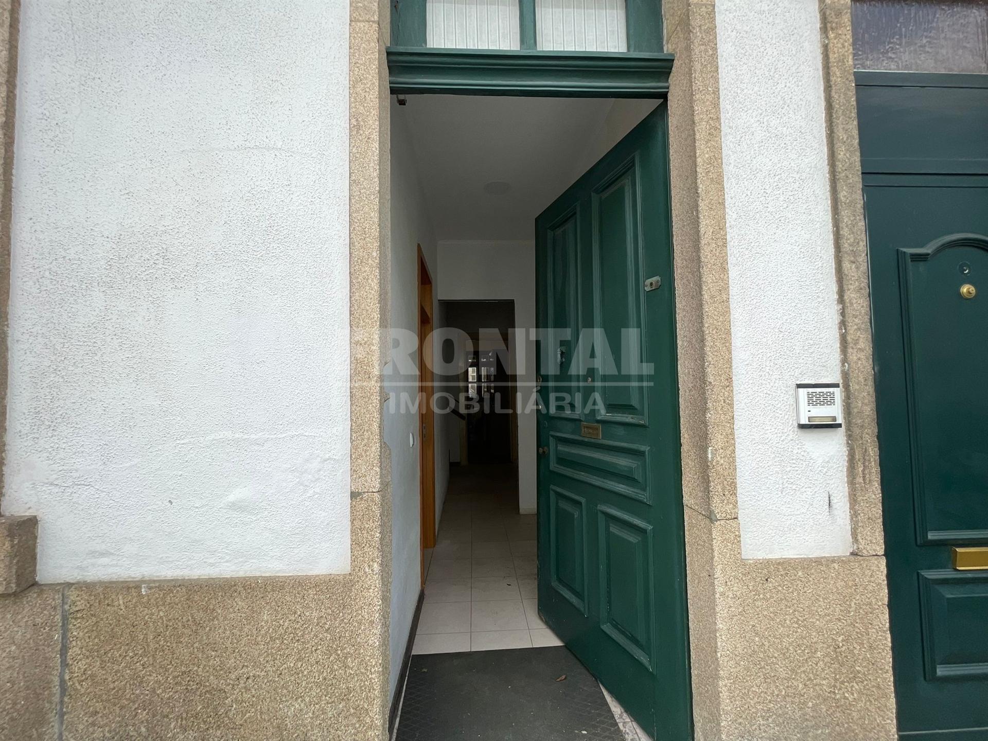 Moradia T3 com Terraço e Logradouro – Paranhos, Porto